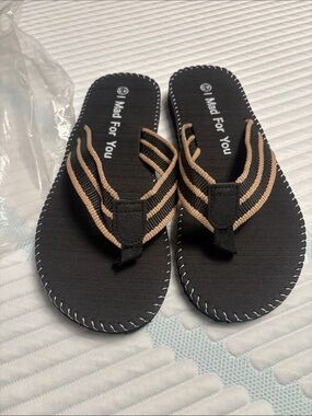 Women's Black & Tan Flip Flop Slippers